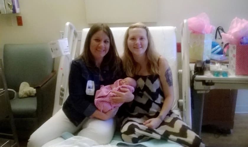 Stacy Enders segura bebê de mulher que recebeu auxílio do Centro de Recursos para a Gravidez. (Foto: Arquivo pessoal/Stacy Enders)