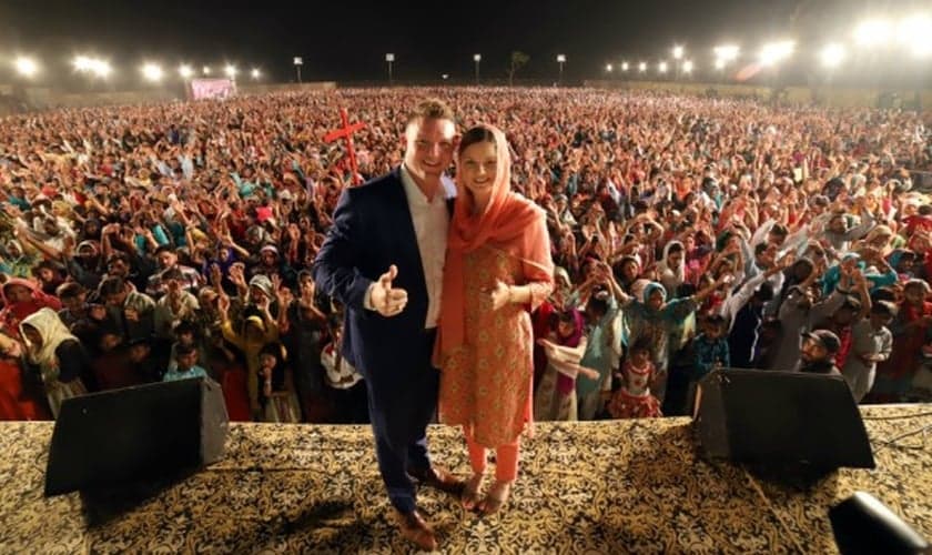 Chris Mikkelson e sua esposa Amanda em uma de suas cruzadas no Oriente Médio. (Foto: Ministério Chris Mikkelson)