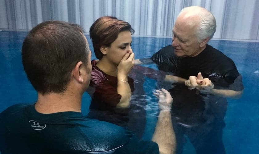 Pastores Karl Vickery e Rick Robinson batizaram a refugiada iraniana Sabah Allahvardi, 22 anos, em um balneário turco em Denizli. (Foto: Fariba Nawa).