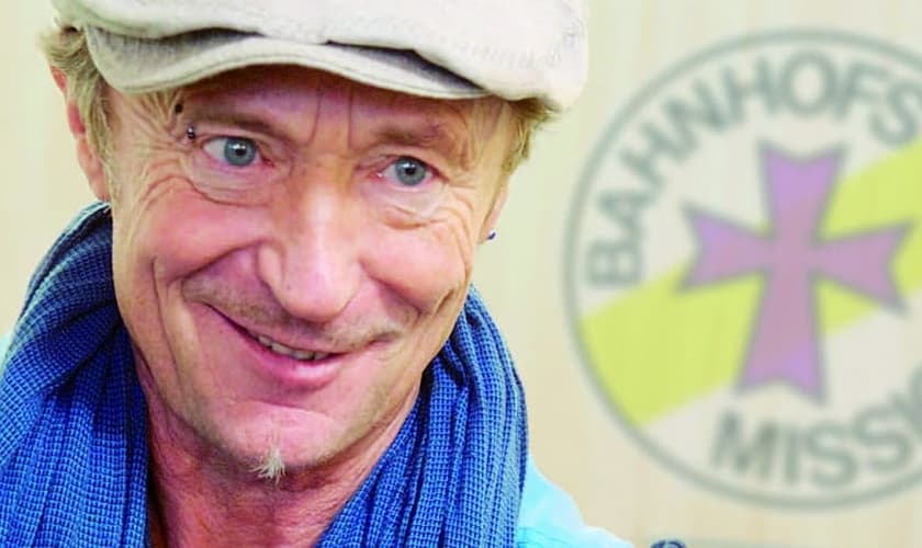 “Lobista dos desabrigados”, missionário Dieter Puhl trabalha há 10 anos ajudando moradores de rua em estação de trem em Berlim. (Foto: Reprodução/EKBO).