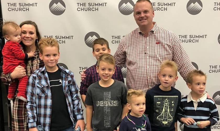 Tito (com camiseta estampada com uma cruz) e sua família participam da The Summit Church em Conway, Arkansas. (Foto: Arquivo pessoal/Jason e Sarah Everett)
