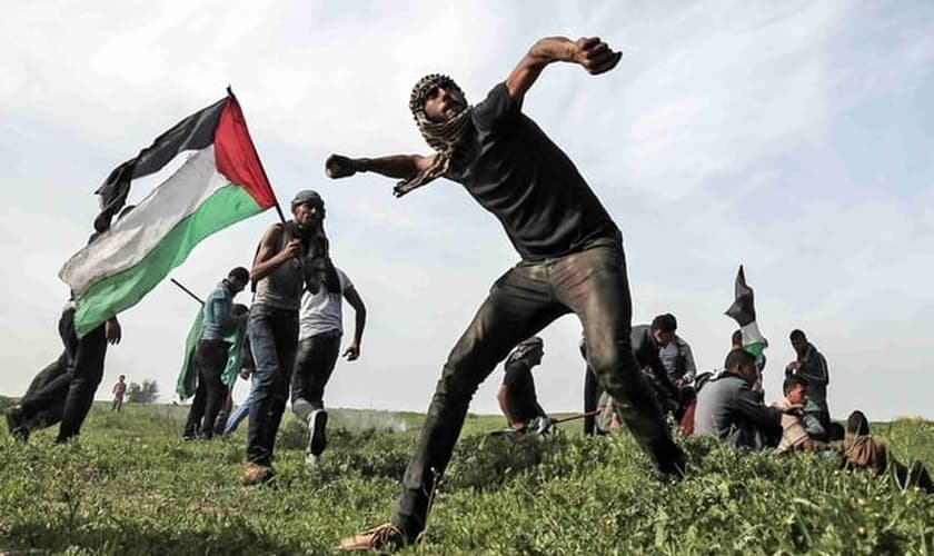 Palestinos atacam em Gaza. (Foto: Middle East Eye)