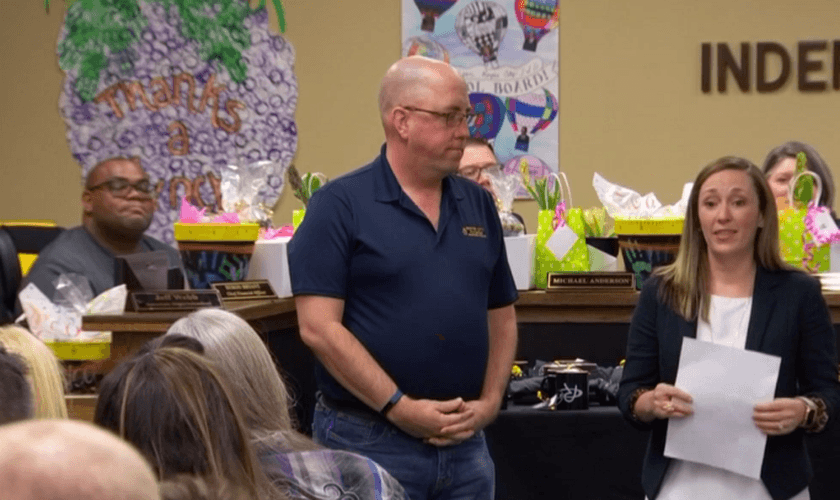 Pastor Chris Everson (centro) recebe em nome da Igreja Metodista Unida um agradecimento do Distrito Escolar de Roise. (Foto: NBC 5)