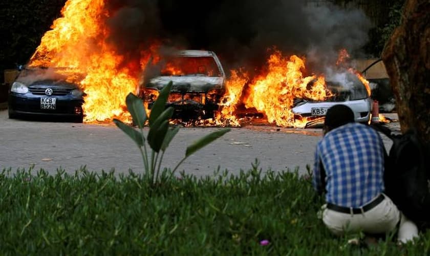 Explosões provocadas por ato terrorista em hotel de Nairóbi matam 16 pessoas na noite de terça-feira (15). (Foto: Thomas Mukoya/Reuters)