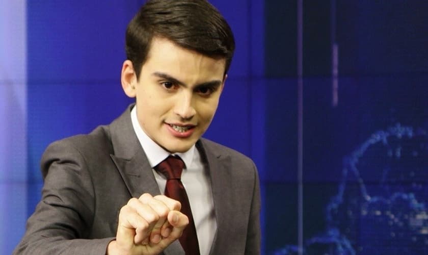 Dudu Camargo apresentando o Primeiro Impacto. (Foto: Gabriel Cardoso/SBT)