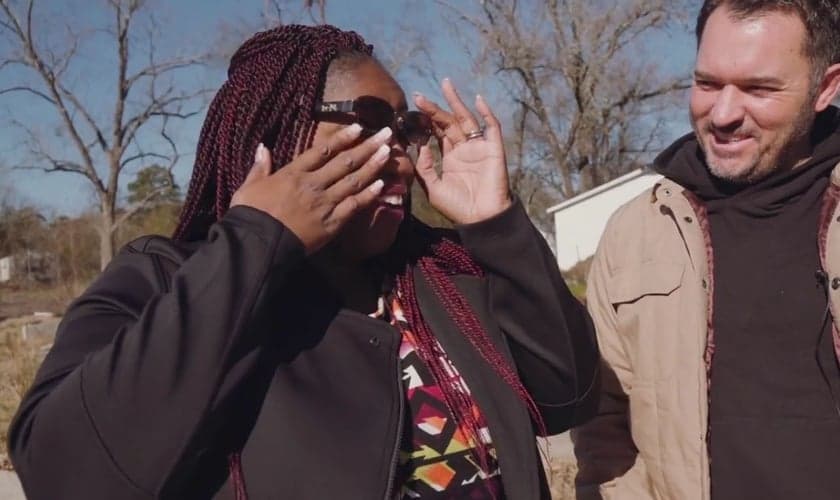 April Gaines chora após receber a notícia de que ganharia uma casa da igreja. (Foto: Reprodução/Facebook)