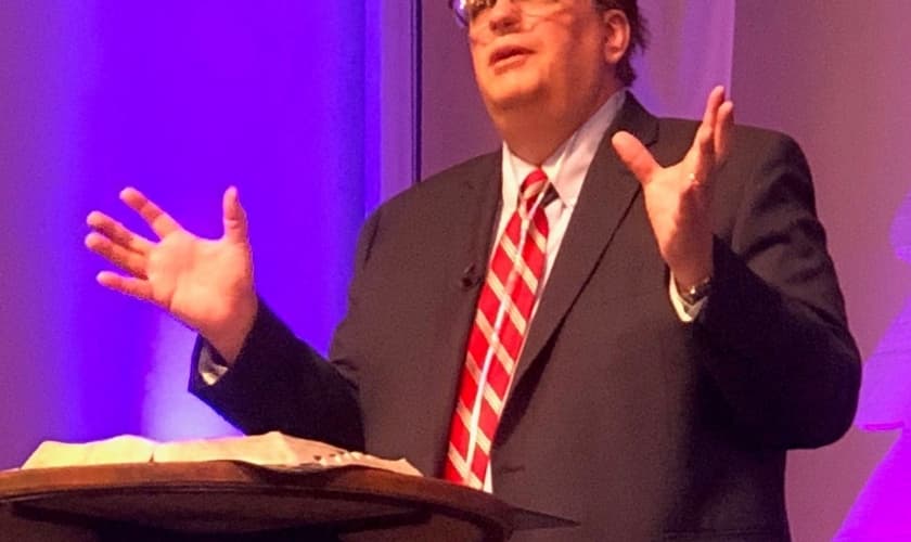 O cardiologista David Bush, que se recuperou de um sério câncer, conta seu testemunho em sua igreja. (Foto: Mark Maynard/BP News)