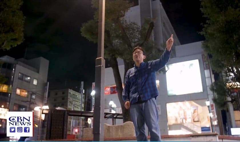 Pastor Miyahara evangeliza do lado de fora de uma estação de metrô, no Japão. (Imagem: CBN News)