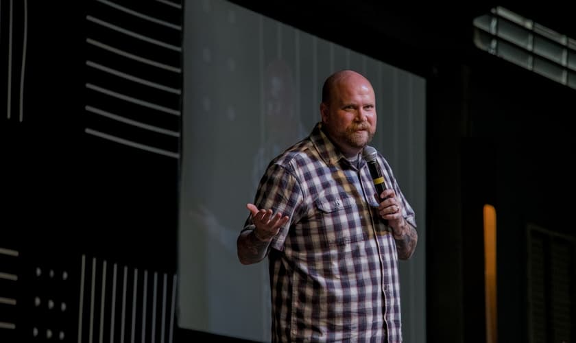 Nic Billman durante pregação na Igreja da Cidade, em São José dos Campos, no interior de São Paulo. (Foto: Guiame/Marcos Paulo Corrêa)