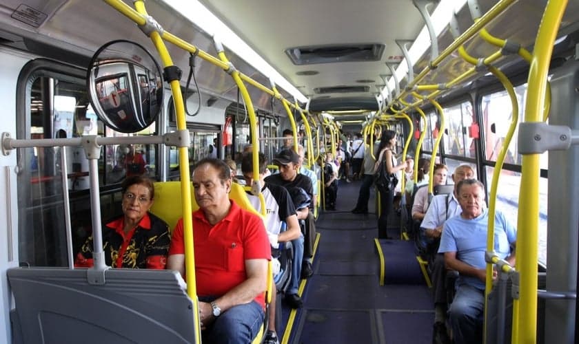 Imagem ilustrativa. Idosa impediu assalto em ônibus após orar por bandido. (Foto: Joel Rocha/SMCS)