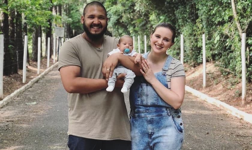 Israel Salazar ao lado da esposa, Priscila, e do filho, Emanuel. (Foto: Reprodução/Facebook)