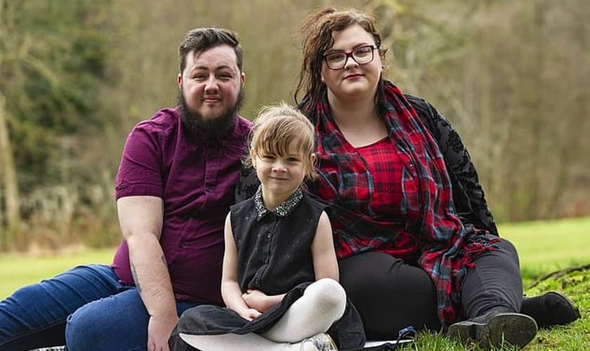 Greg (esquerda), Jody (direita) afirmam que o filho Jayden (abaixo), de apenas 5 anos, quer ser uma menina. (Foto: Daily Mail)