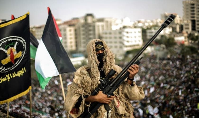 Terrorista palestino segura armamento pesado. (Foto: Alaraby)