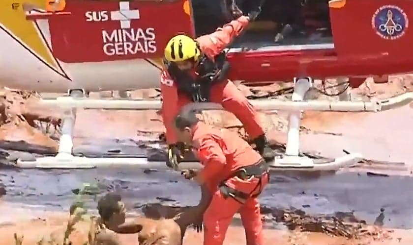 Imagens de Corpo de Bombeiros trabalhando em resgate em Brumadinho. (Foto: Reprodução/Record)