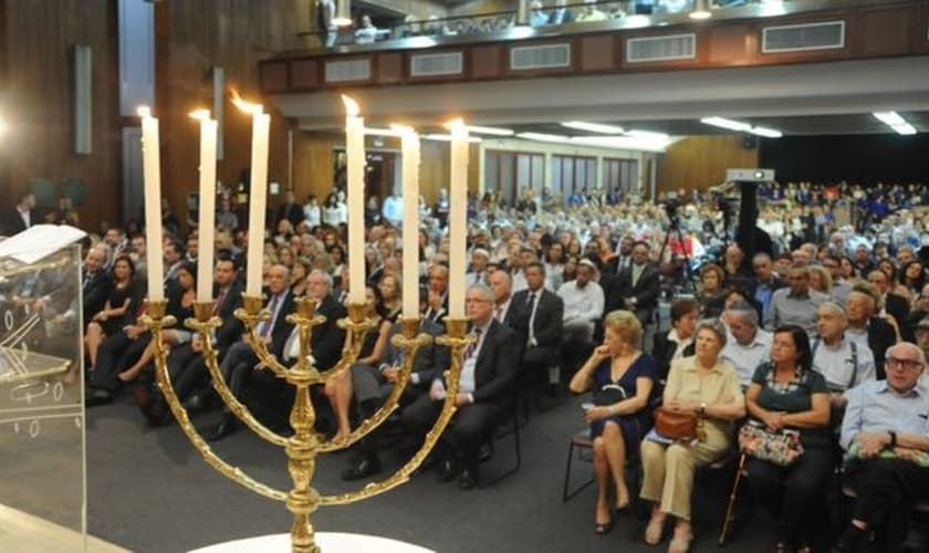 Sobreviventes radicados no Brasil participam de solenidade em homenagem às vítimas do Holocausto em 2018. (Foto: Eliana Assumpção)