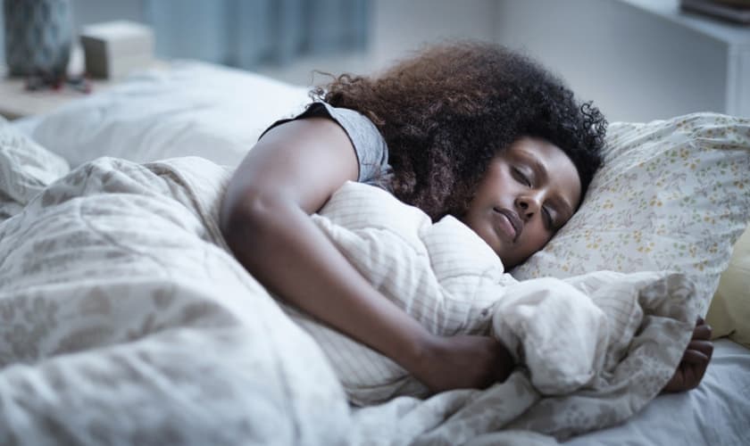A melhor posição para dormir é de lado, o que tecnicamente é chamado de decúbito lateral. (Foto: JGI/Tom Grill/Getty Images)