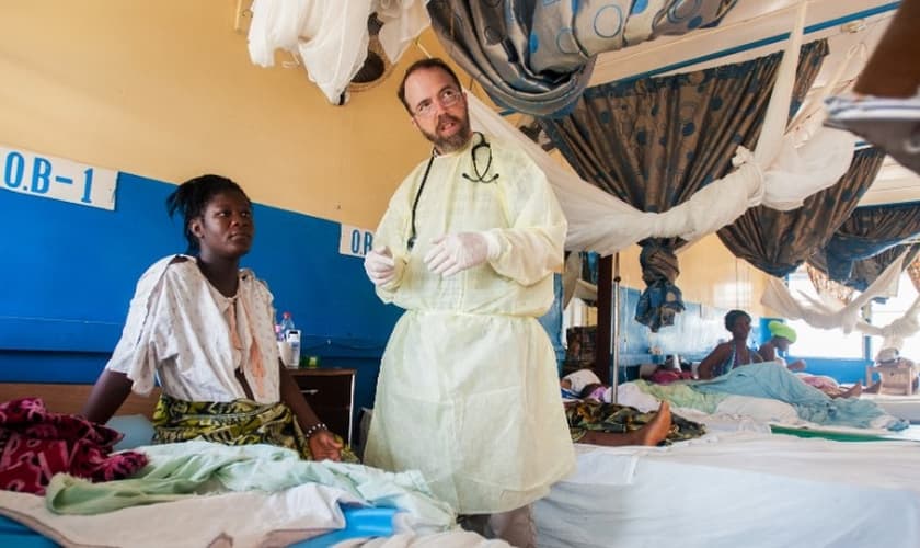 Dr. Rick Sacra foi exposto ao vírus Ebola enquanto cuidava de mulheres grávidas na Libéria. (Foto: Steven King Photos/Worcester Magazine)
