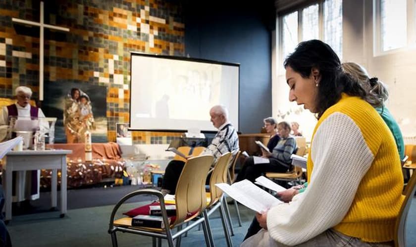 Fiéis na igreja de Haia que celebrou culto durante três meses em prol de família armênia. (Foto: Peter Dejong/Associated Press)