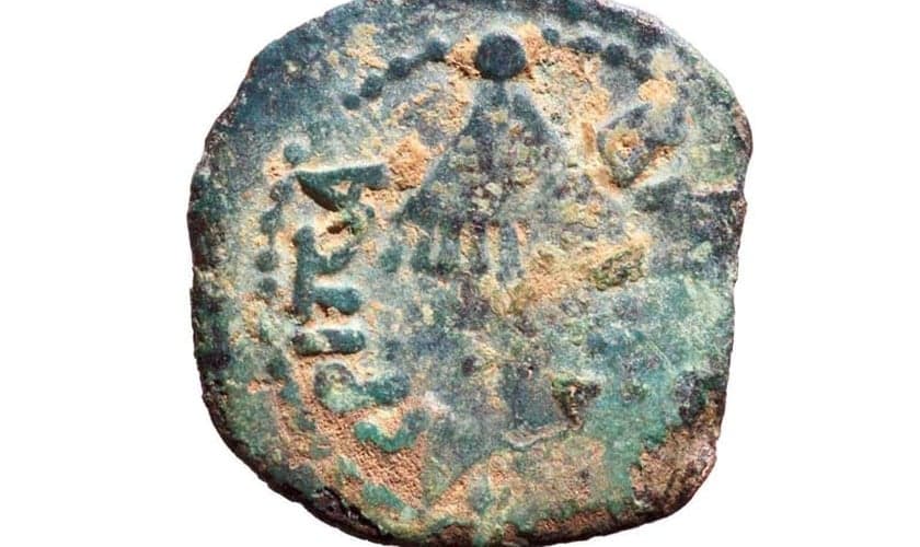 Antiga moeda com a inscrição “Rei Agripa” encontrada em Shiloh. (Foto: Repdorução/ COGAT)