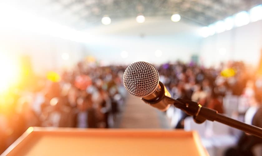 Muitos pastores sentem pressão sobre como abordar alguns tópicos no púlpito. (Foto: iStock)