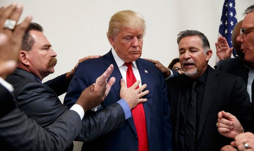 Pastores de diversas denominações oram por Donald Trump. (Foto: MSNBC)