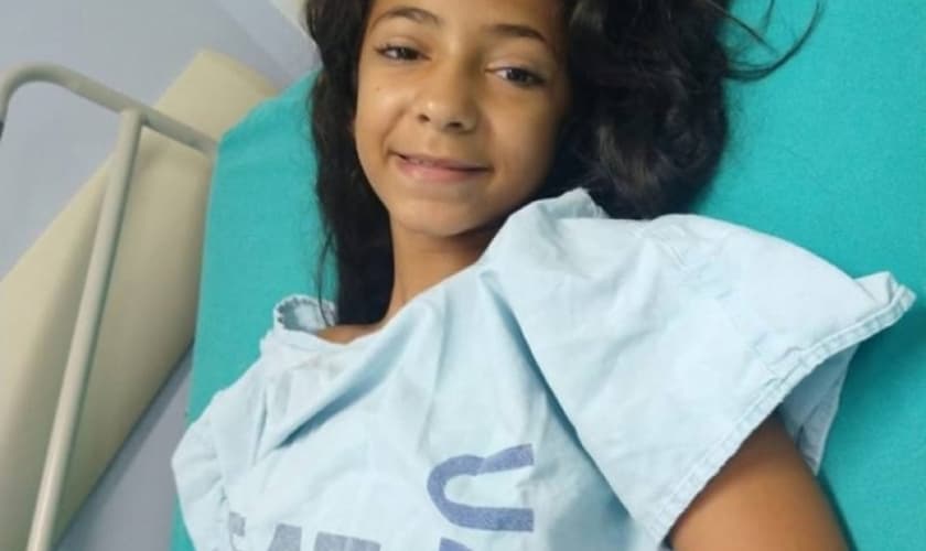 Ana Luíza, de 11 anos, está bem após ter sido baleada nas costas: "Milagre". (Foto: Reprodução/Facebook)