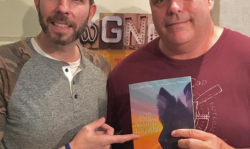 John Gray (à direita) e seu livro infantil “God Needed a Puppy”. (Foto: Reprodução/ WGNA)
