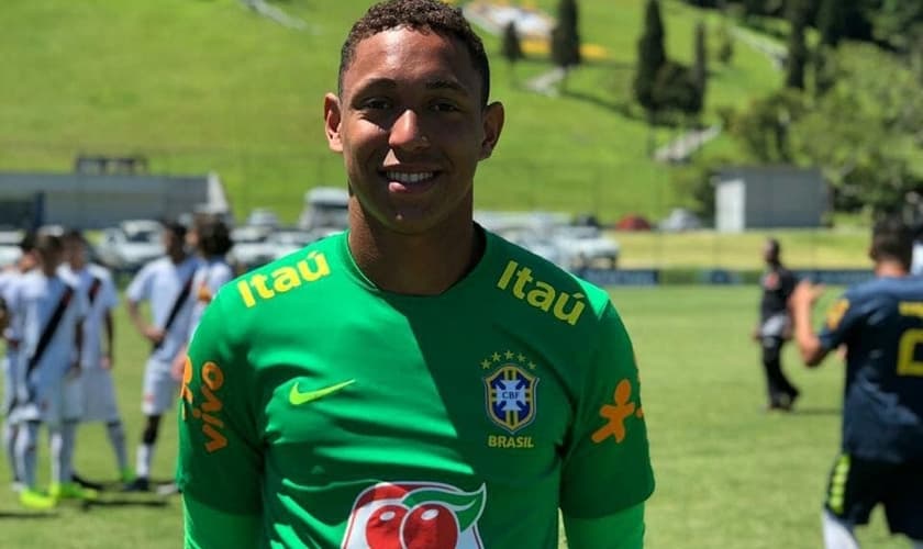 Christian Esmério com a camisa da Seleção Brasileira. (Foto: Reprodução/Instagram)