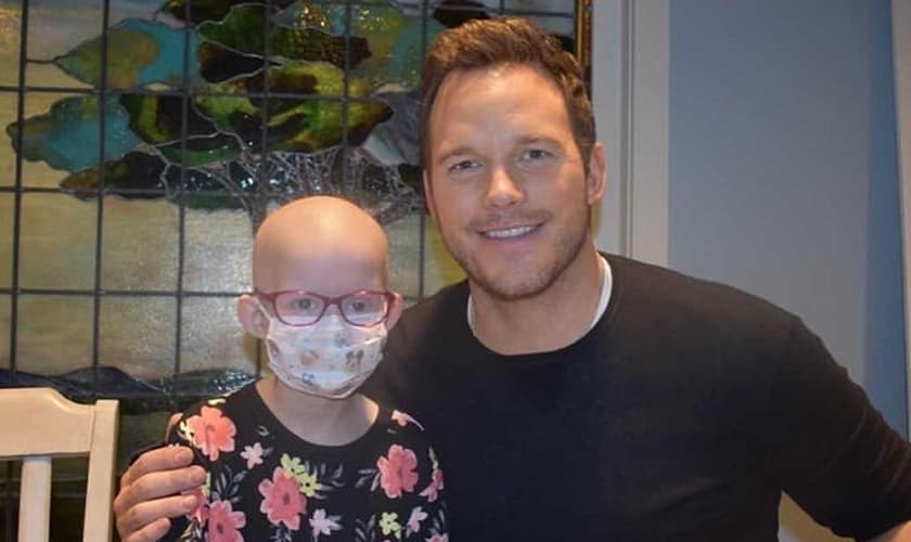 O ator Chris Pratt ao lado de Paige, uma menina com o sistema imunológico comprometido. (Foto: Reprodução/Instagram)