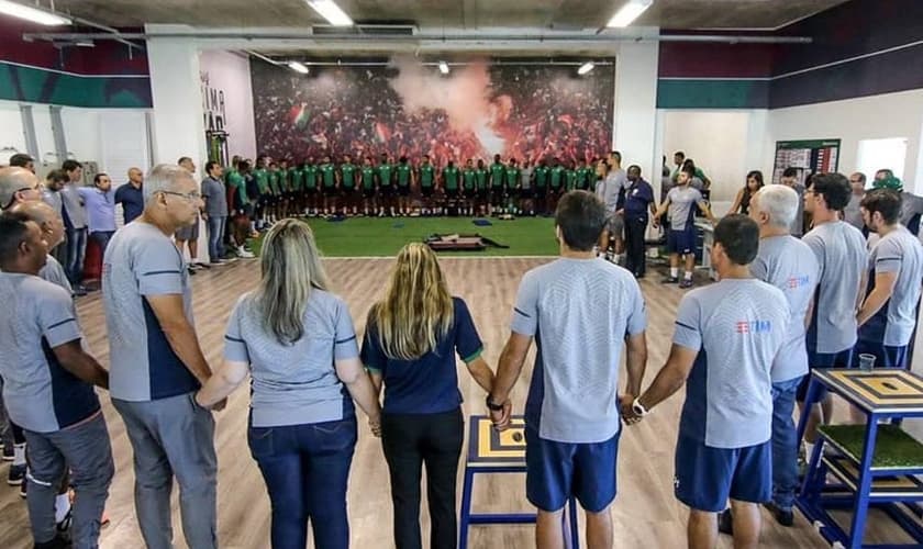 Fluminense faz círculo de oração pelas vítimas do incêndio no CT do Flamengo. (Foto: Twitter/Esporte Interativo)