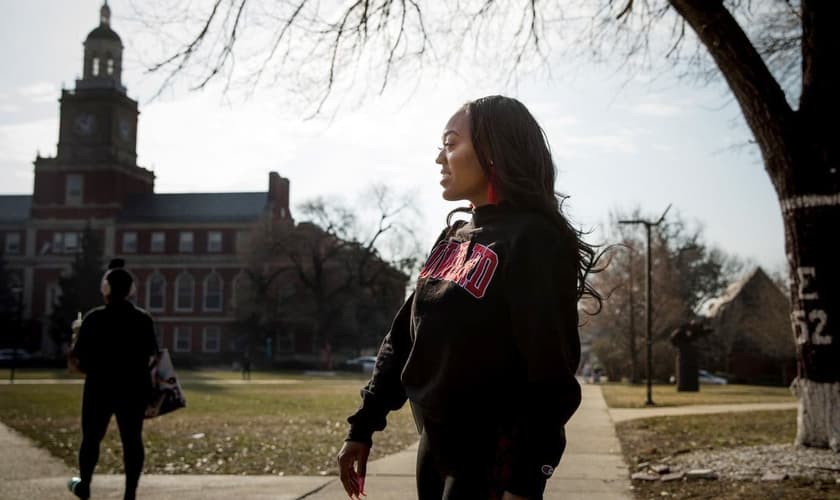 Mya Thompson, aluna da Universidade Howard, devia cerca de 2,5 mil dólares em mensalidades. (Evelyn Hockstein/Washington Post)