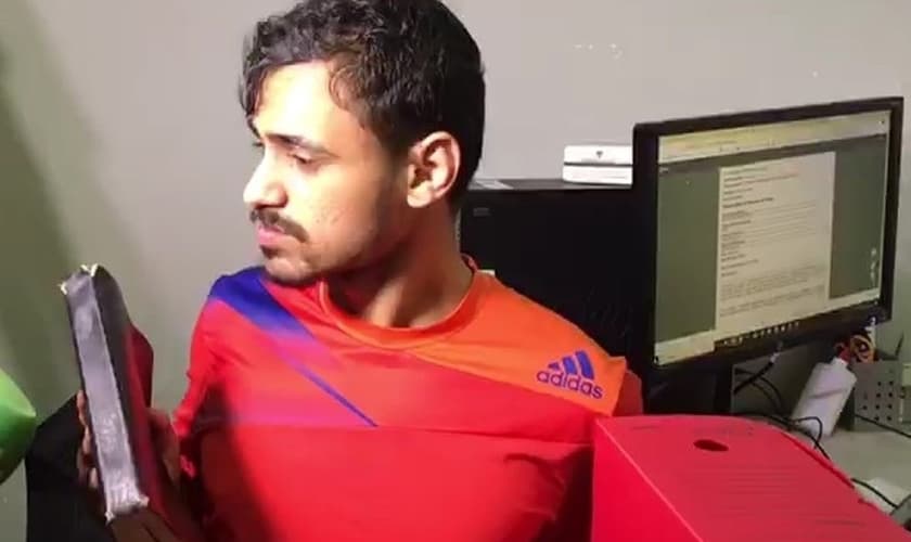 José Diego dos Santos segura Bíblia enquanto fala aos jornalistas que quer deixar a criminalidade. (Foto: Reprodução/TV Paraíba)