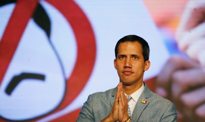 Autoproclamado presidente da Venezuela, Juan Guaidó, cumprimenta estudantes universitários em Caracas. (Foto: Ariana Cubillos/AP)