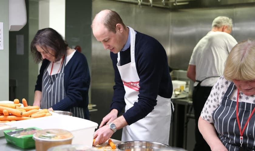 Príncipe William prepara almoço na instituição A Passagem, que apoia sem-teto em Londres. (Foto: Divulgação/Premier)