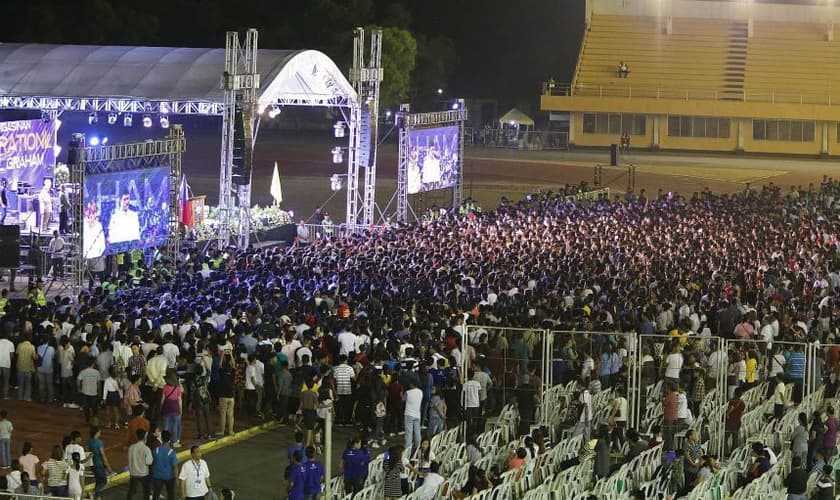 Milhares aceitam entregar suas vidas a Cristo após o chamado de Will Graham. (Foto: Earl Davidson/ABG)