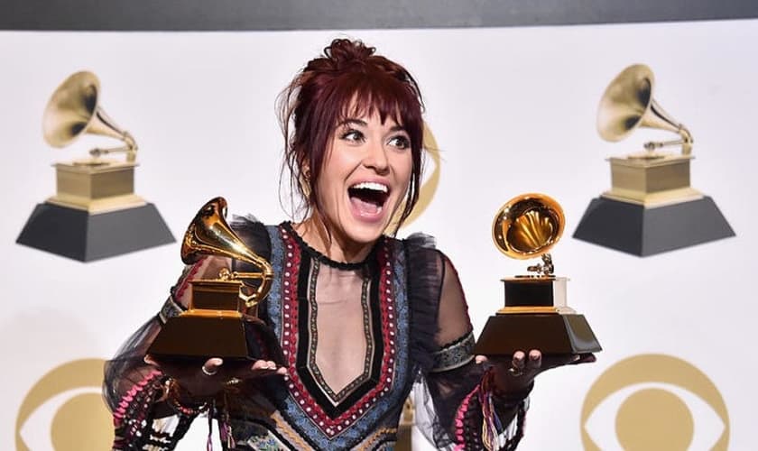 Lauren Daigle levou dois prêmios para casa, sendo um dos grandes destaques da noite. (Foto: Grammy Awards)