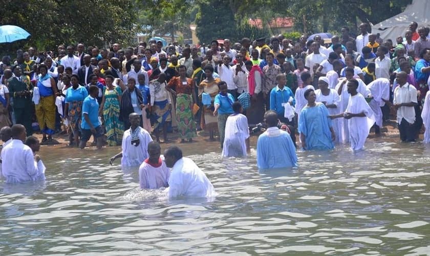 Novos cristãos são batizados rio, em Ruanda, África. (Foto: itabaza)