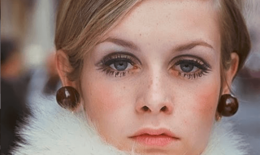 Eternizados pela lendária modelo Twiggy, o olhão carregado com rímel segue em alta. (Foto: Getty Images)