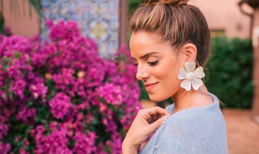 O site Moda It fez uma seleção de Máxi Brincos Floridos. Confira! (Foto: Reprodução)