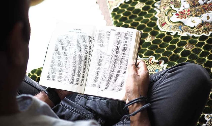 Muçulmano se infiltra em culto para matar cristão e se rende a Jesus. (Foto: Open Doors USA)