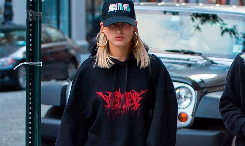 É possível adaptar a peça a qualquer tipo de roupa. (Foto: Reprodução/Moda It)