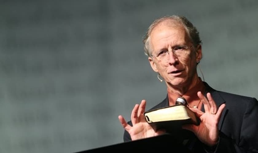 O teólogo John Piper afirma que é preciso arrancar o vício em entretenimento pela raiz. (Foto: Reprodução)