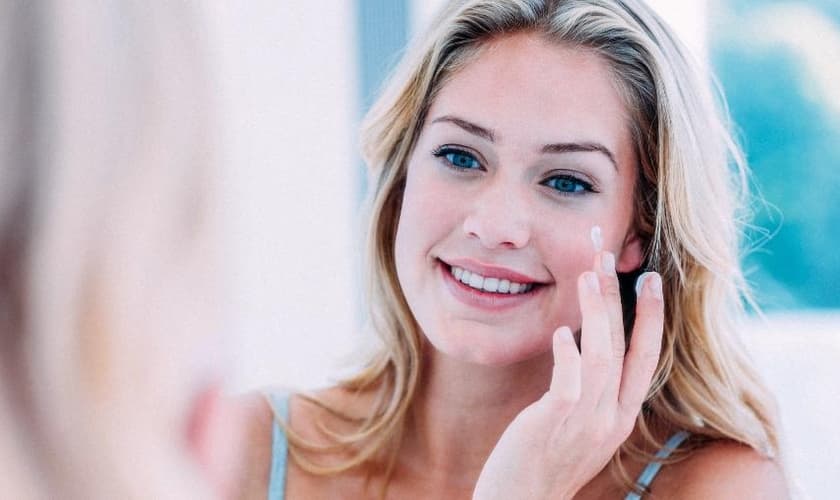 Cosméticos com efeito Cinderela promovem um lifting temporário no rosto. (Foto: iStock)