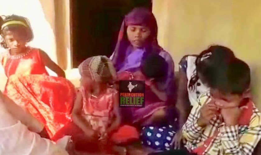 Mulher e filhos de Anant Ram Gand, que foi decapitado por ter se convertido ao cristianismo. (Foto: Divulgação/Persecution Relief)