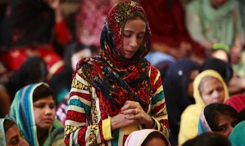 Cristãos participam de uma oração no Paquistão. (Foto: Mohsin Raza/Reuters)