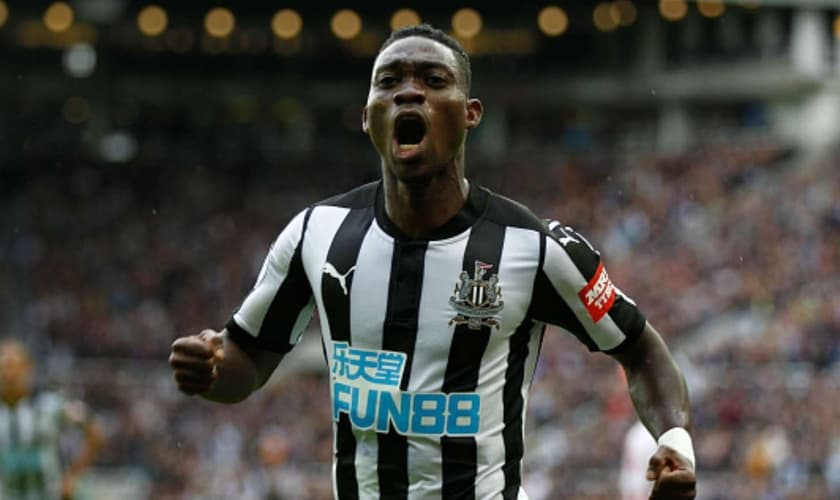 Christian Atsu, meio-campista do Newcastle, da Inglaterra. (Foto: Reprodução/Getty)