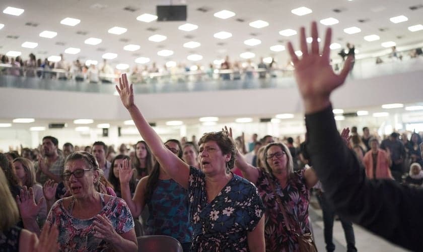 Fiéis em culto na Igreja da Assembleia de Deus Vitória em Cristo, no Rio de Janeiro. (Foto: AP/Leo Correa)