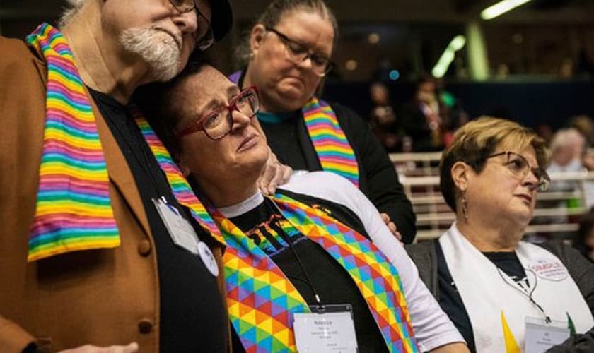 Decepção estampa semblante dos que apoiam o casamento gay na igreja Metodista Unida americana que votou contra a união. (Foto: Sid Hastings/AP)