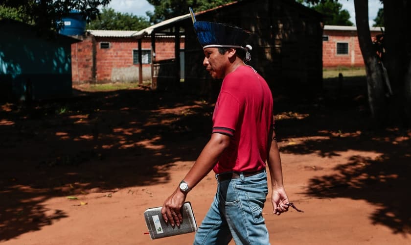Pastor Edimar Pereira caminha para a igreja que lidera na aldeia Córrego do Meio, onde a população é majoritariamente evangélica. (Foto: Ian Cheibub/Folhapress)