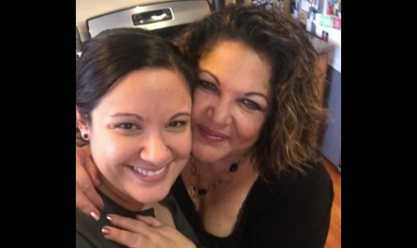 Deanna Mckeehan (direita) e sua filha mais velha, já com 30 anos. (Foto: Pinterest)